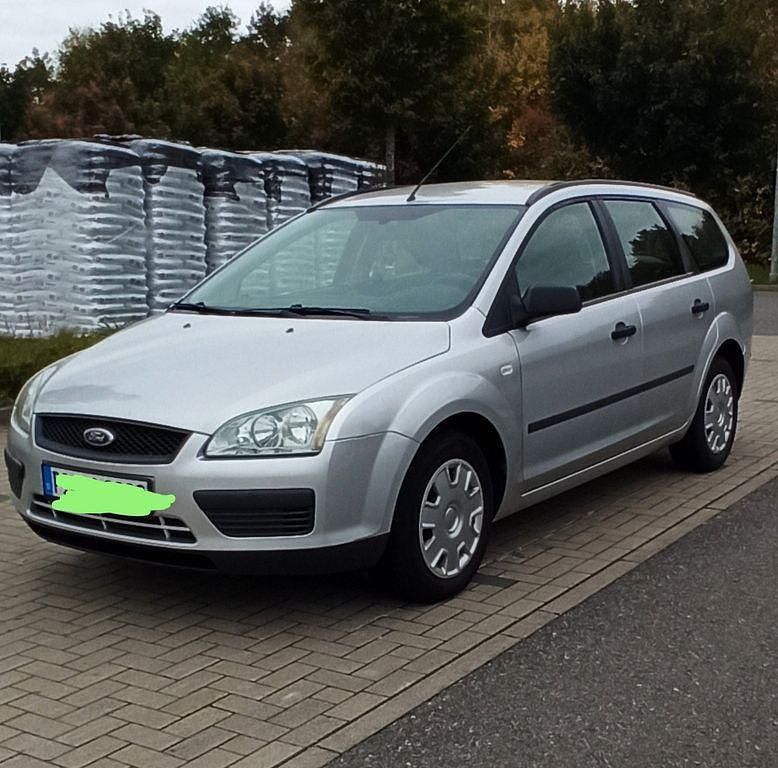 Grau Gebraucht 2005 Ford Focus Limousine | 2.500 € (Etwas zu teuer) - Bild 1/4