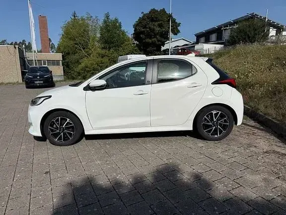 Gebraucht Toyota Yaris Basis 116 PS (85 kW) 2023 Schneeweiß Kleinwagen