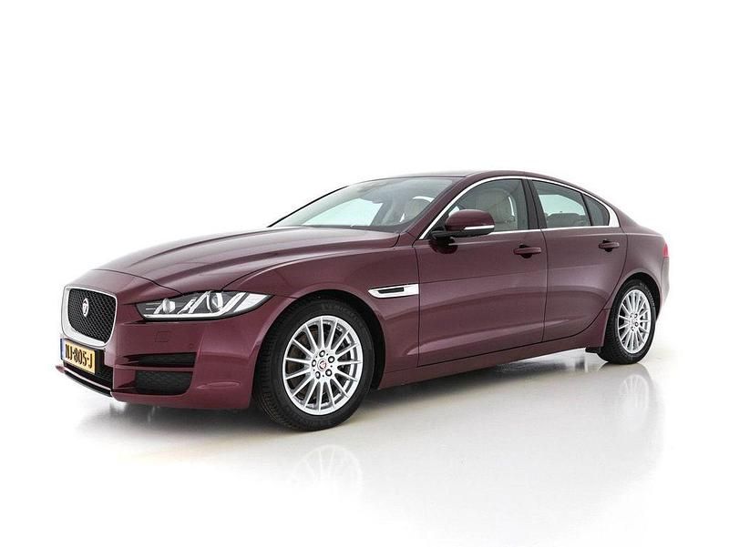 Gebraucht Jaguar XE Business Edition 165 PS (121 kW) 2017 Rot Limousine