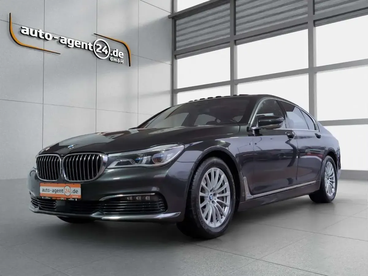 Gebraucht BMW 750 449 PS (330 kW) 2017 Sophistograu metallic Limousine