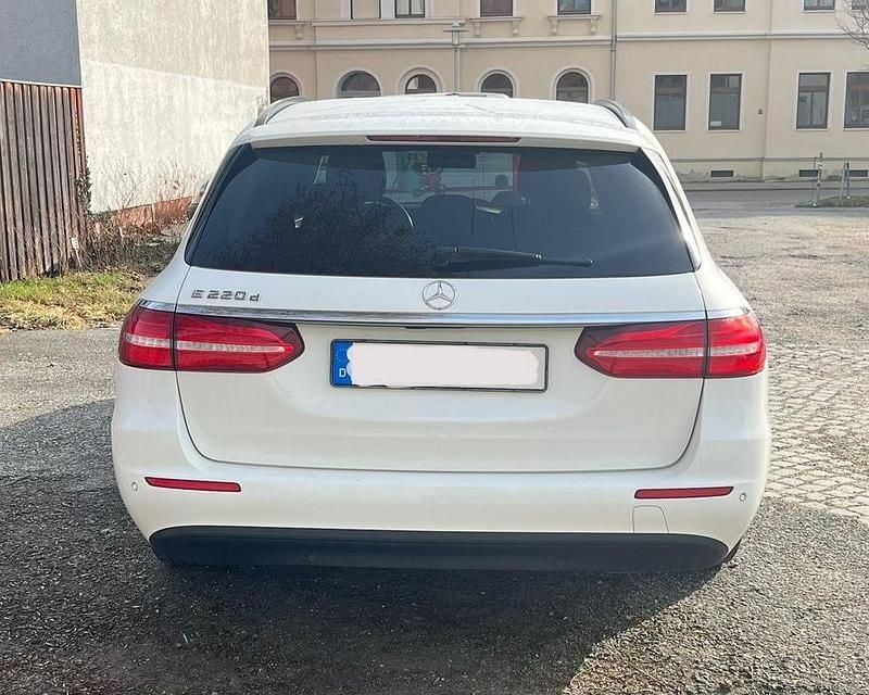 Gebraucht Mercedes E220 194 PS (142 kW) 2018 Weiß Limousine