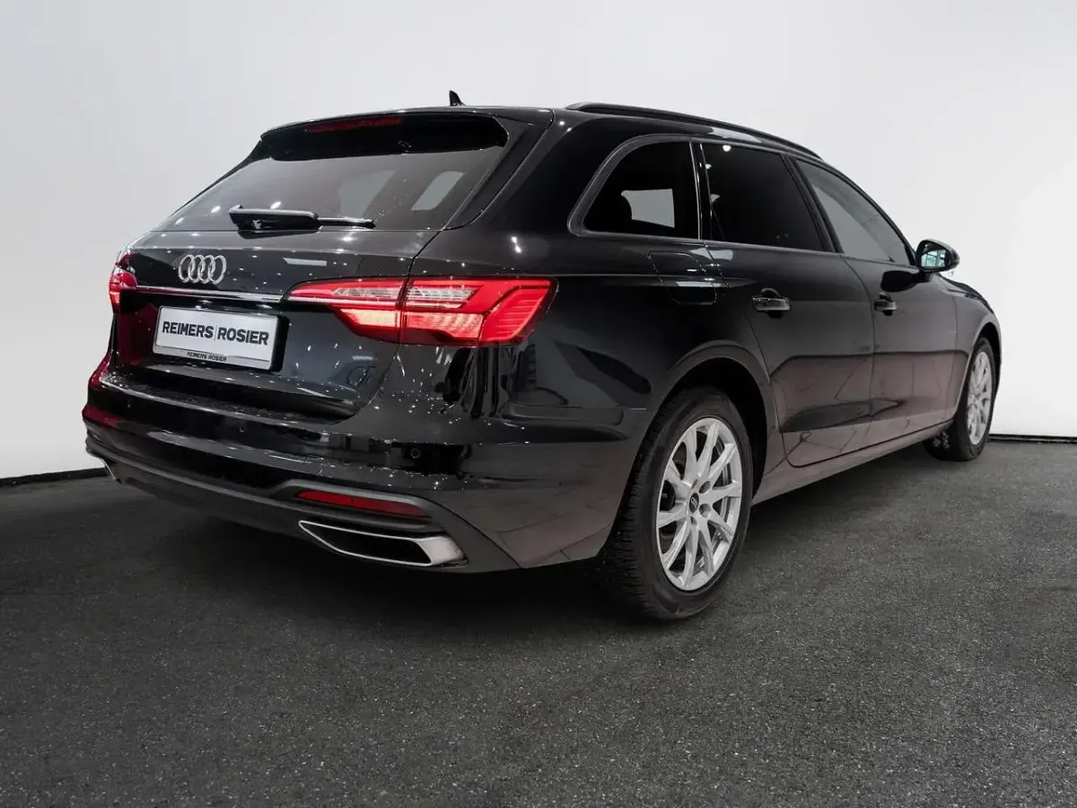Gebraucht Audi A4 Basis 150 PS (110 kW) 2022 Schwarz Kombi