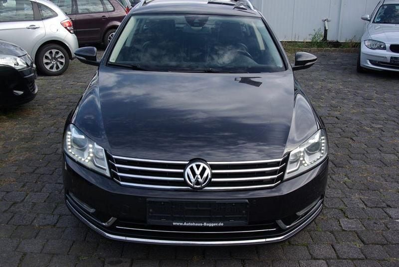 Moccaanthrazit perleffekt Gebraucht 2011 VW Passat Highline Kombi | 3.990 € (Superpreis) - Bild 1/4