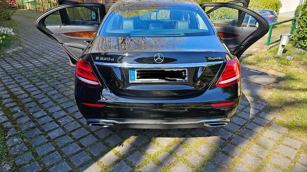 Gebraucht Mercedes E220 194 PS (142 kW) 2019 Schwarz Limousine