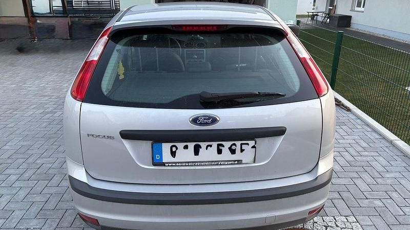 Second-hand Ford Focus Trend 101 CP (74 kW) 2004 Argintiu Berlinǎ