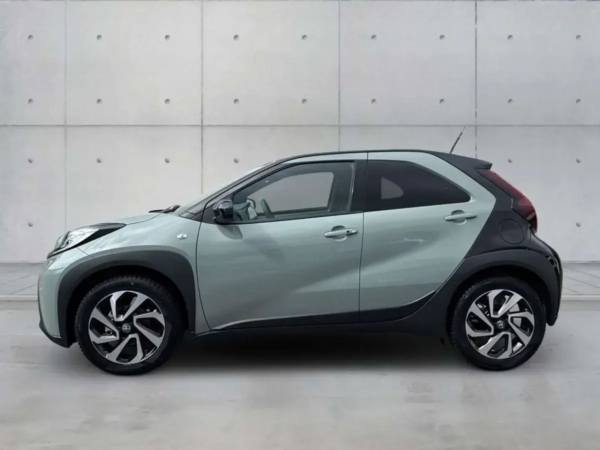 Neu Toyota Aygo X 72 PS (52 kW) 2025 Urban khaki / black SUV