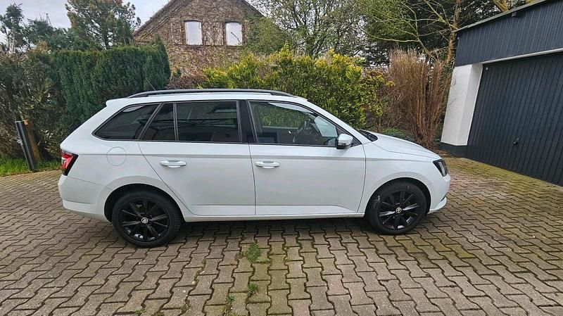 Weiß Gebraucht 2015 Skoda Fabia Kombi | 7.950 € (Teuer) - Bild 1/4