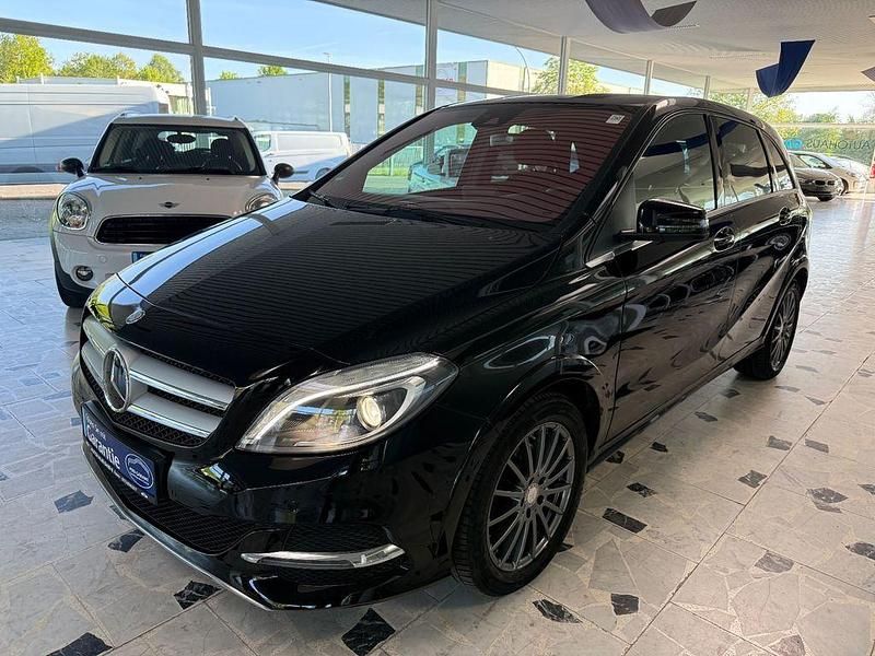 Schwarz Gebraucht 2016 Mercedes B250e Van / Kleinbus | 12.490 € - Bild 1/4