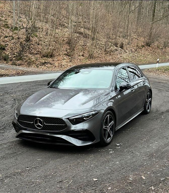Grau Gebraucht 2024 Mercedes A200 AMG line Limousine | 31.300 € (Fairer Preis) - Bild 1/4