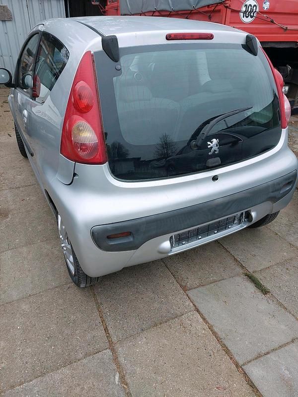 Gebraucht Peugeot 107 68 PS (50 kW) 2005 Silber Kleinwagen