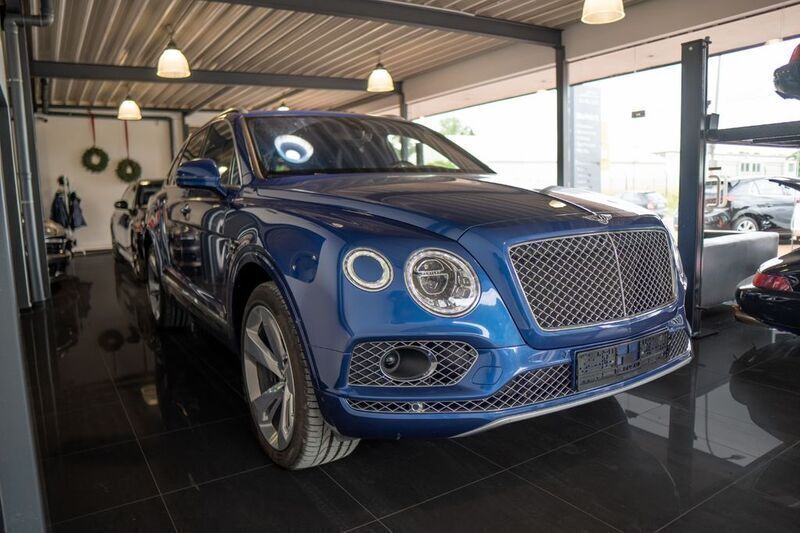 Blau Gebraucht 2017 Bentley Bentayga SUV | 118.900 € - Bild 1/4