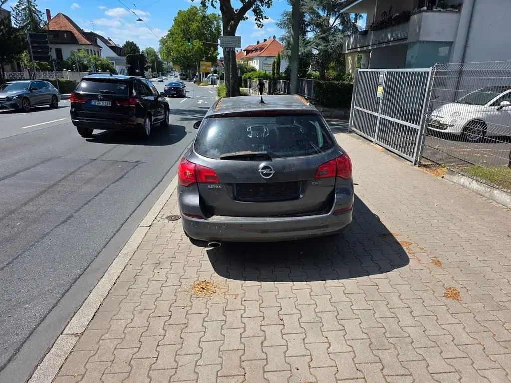 Gebraucht Opel Astra Design Edition 160 PS (117 kW) 2011 Grau Kombi