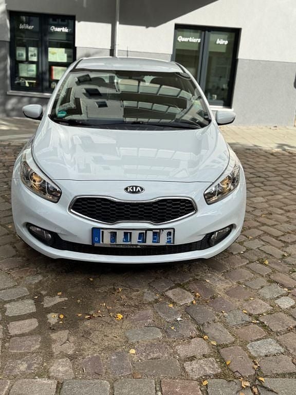 Weiß Gebraucht 2014 Kia Ceed Attract Limousine | 7.700 € (Fairer Preis) - Bild 1/4