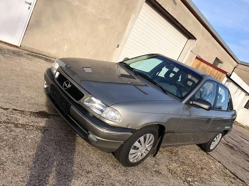 Beige Gebraucht 1996 Opel Astra Limousine | 1.999 € (Guter Preis) - Bild 1/4