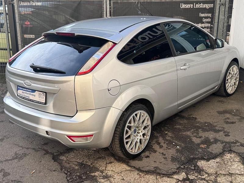 Gebraucht Ford Focus Titanium 125 PS (91 kW) 2009 Silber Limousine