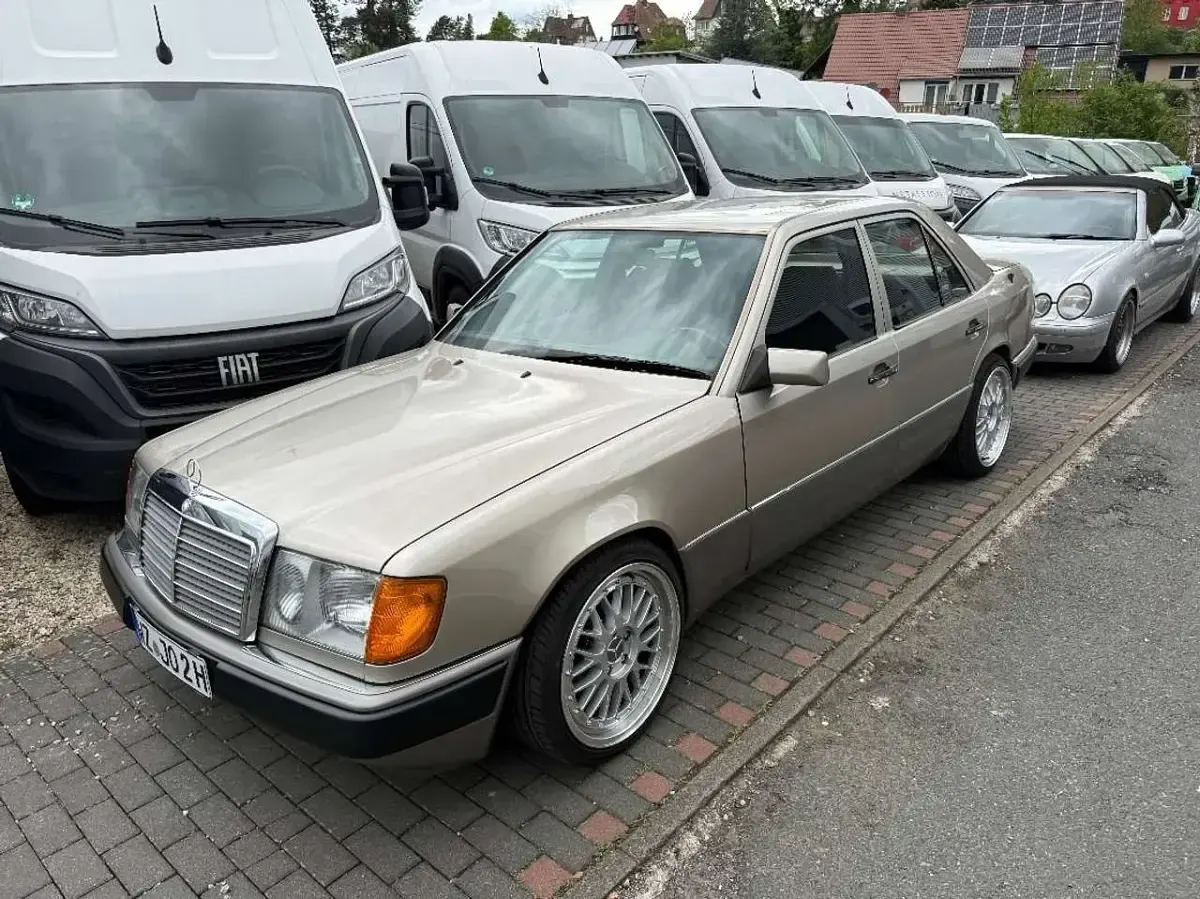 Gebraucht Mercedes E200 118 PS (86 kW) 1991 Grau Limousine