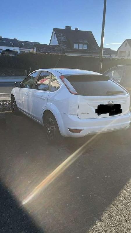 Gebraucht Ford Focus Style 101 PS (74 kW) 2011 Weiß Kleinwagen