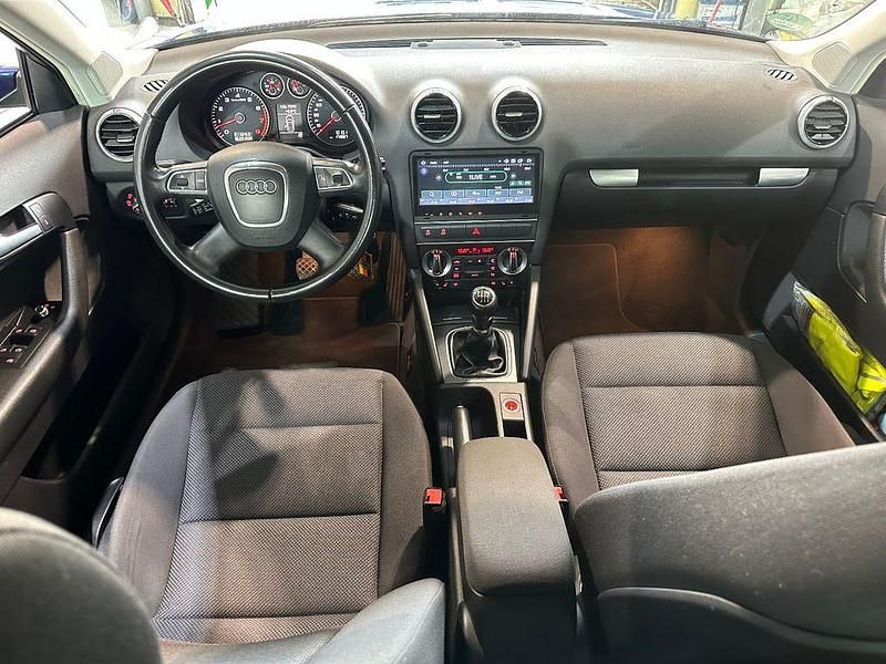 Gebraucht Audi A3 Attraction 105 PS (77 kW) 2013 Blau Limousine