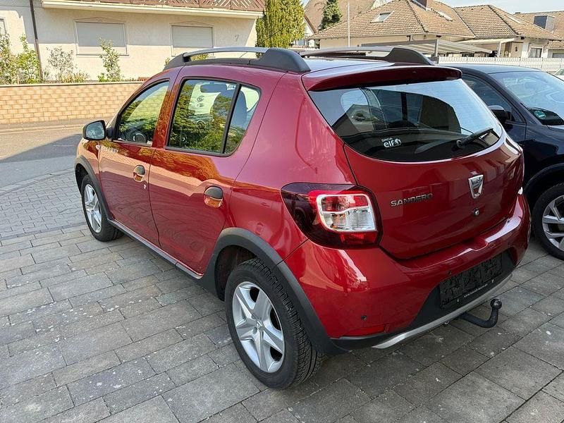 Gebraucht Dacia Sandero 90 PS (66 kW) 2015 Rot Limousine