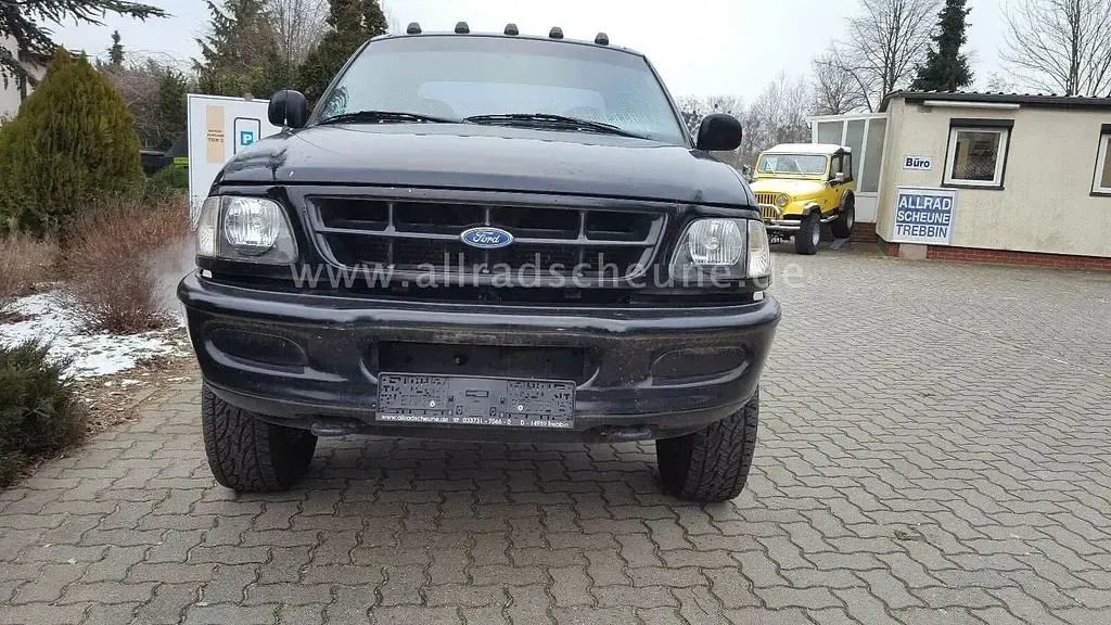 Second-hand Ford V8 218 CP (160 kW) 1998 Negru SUV