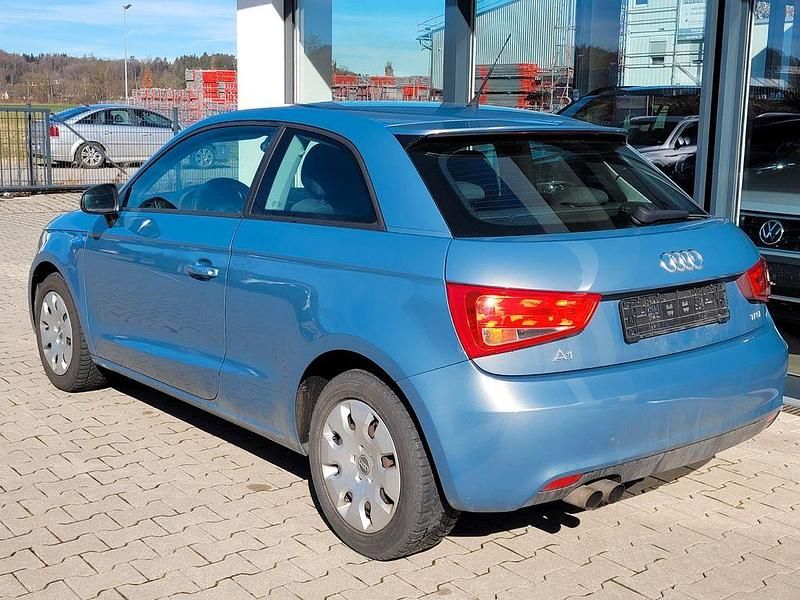 Gebraucht Audi A1 Attraction 122 PS (89 kW) 2013 Blau Kleinwagen