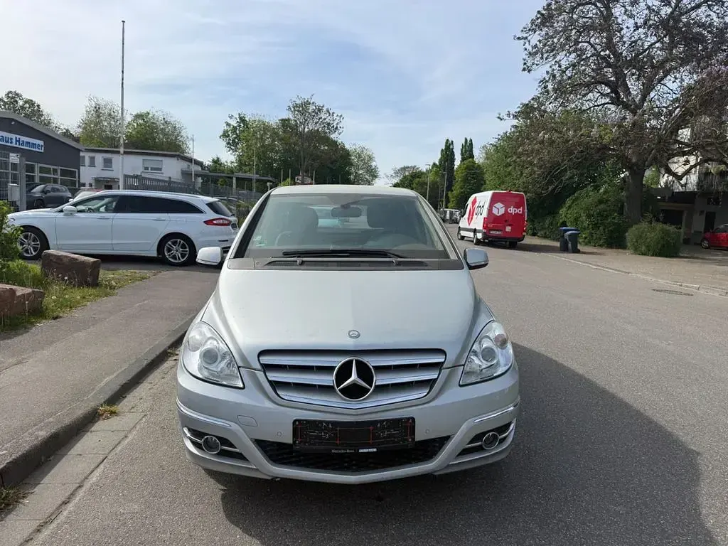 Gebraucht Mercedes B180 116 PS (85 kW) 2011 Silber Van / Kleinbus