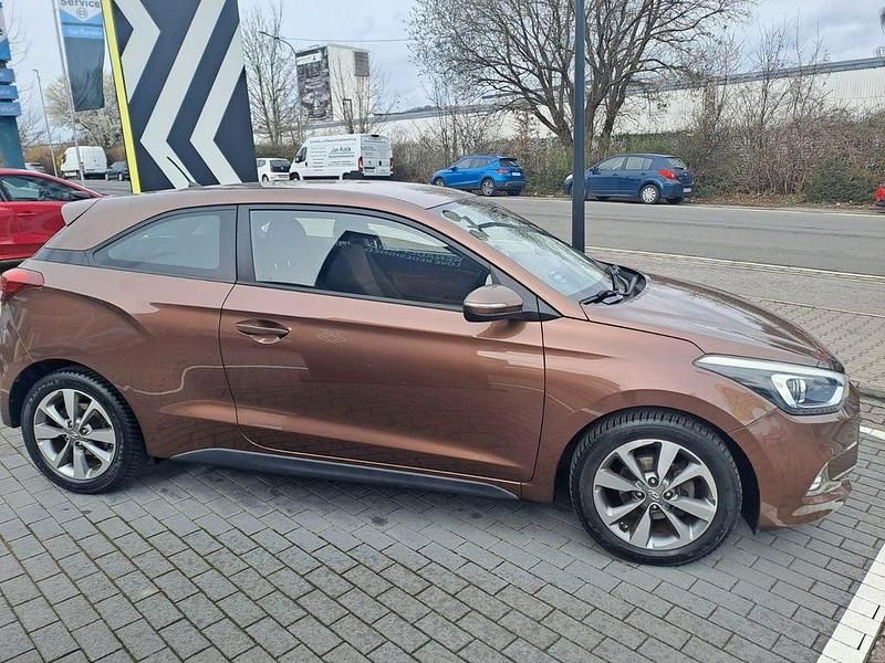 Gebraucht Hyundai i20 Trend 101 PS (74 kW) 2015 Braun Coupé