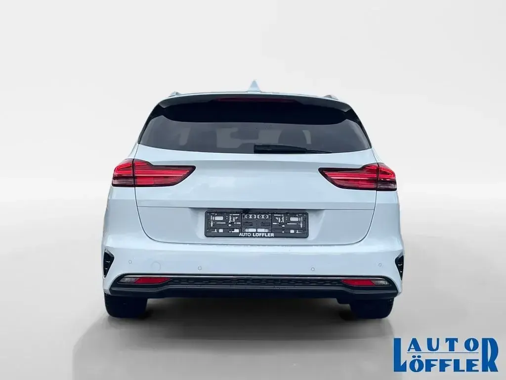 Używany Kia Ceed Vision 160 KM (117 kW) 2021 Biały Hatchback