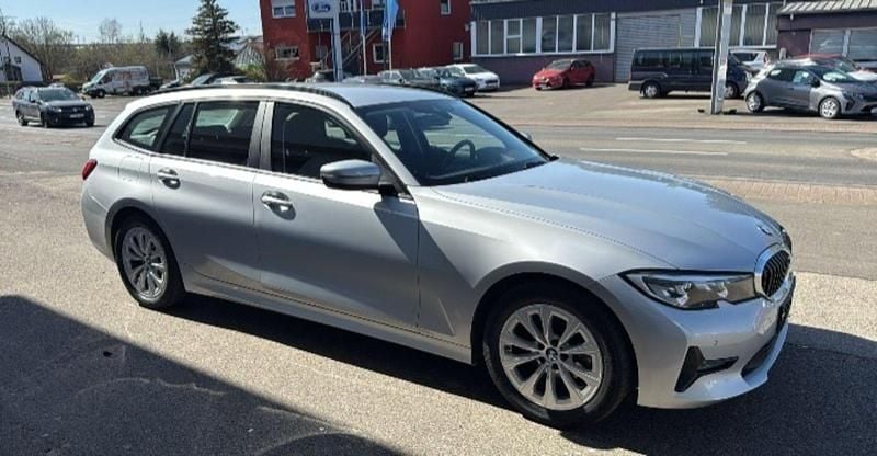 Silber Gebraucht 2021 BMW 318 Kombi | 16.940 € (Guter Preis) - Bild 1/1