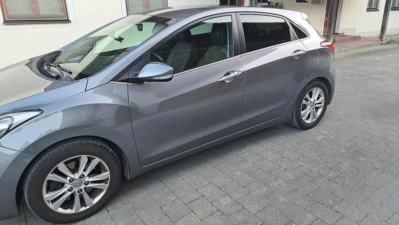 Grau Gebraucht 2015 Hyundai i30 Kombi | 7.400 € (Fairer Preis) - Bild 1/4