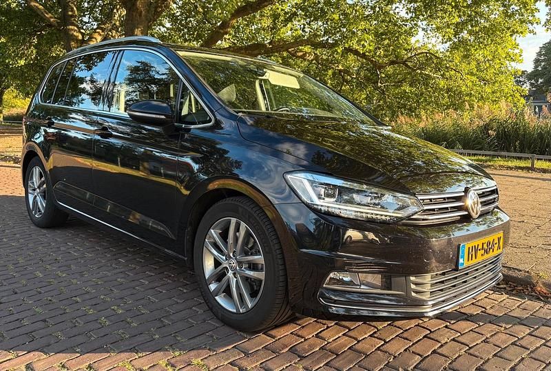 Schwarz Gebraucht 2016 VW Touran Van / Kleinbus | 11.999 € (Superpreis) - Bild 1/4