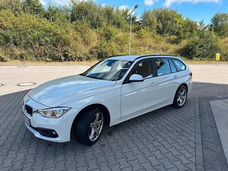 Weiß Gebraucht 2018 BMW 318 Advantage Kombi | 11.500 € (Superpreis) - Bild 1/4
