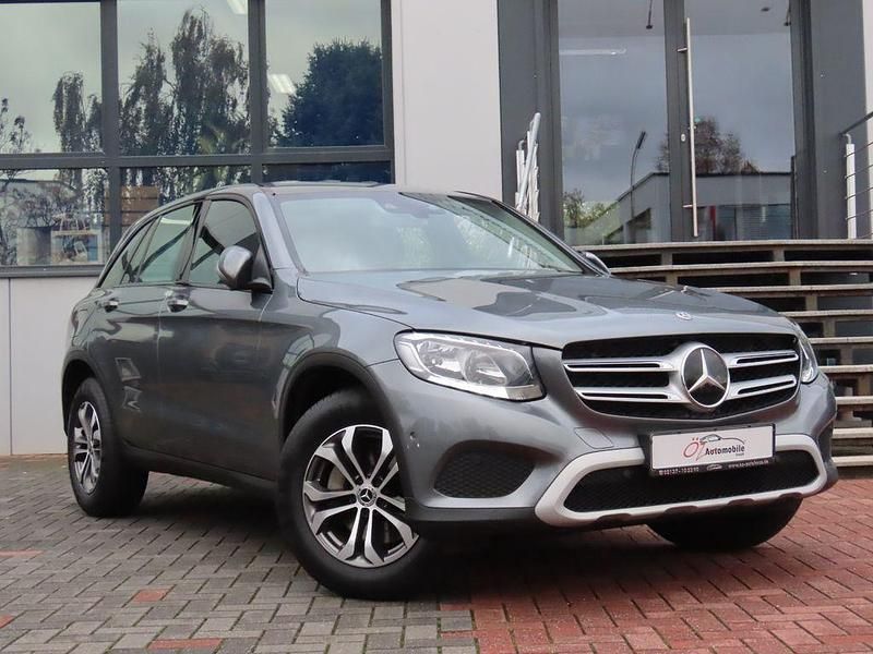 Grau Gebraucht 2018 Mercedes GLC220 SUV | 21.900 € (Fairer Preis) - Bild 1/4