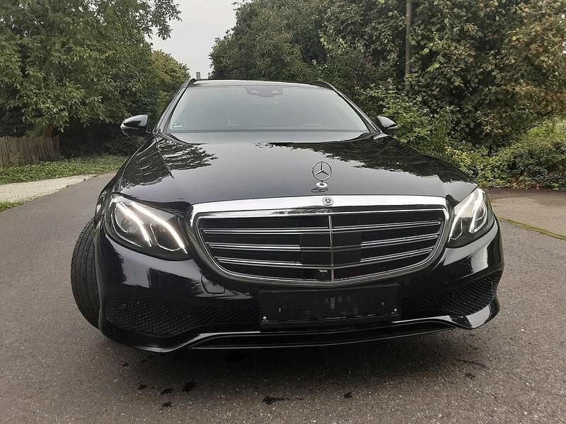 Schwarz Gebraucht 2019 Mercedes E300 Kombi | 27.500 € (Superpreis) - Bild 1/4