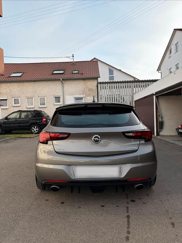 Usata Opel Astra 200 CV (147 kW) 2017 Andere farben Berlina
