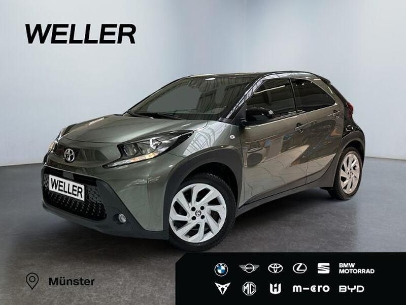 Gebraucht Toyota Aygo 72 PS (52 kW) 2022 Cardamon green metallic/dach nightsky black mica (gruen) Kleinwagen