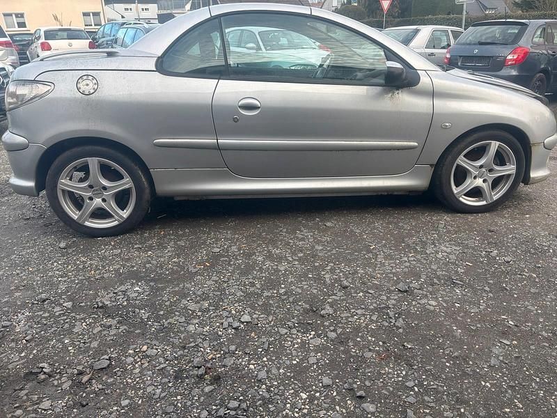 Gebraucht Peugeot 206 CC 109 PS (80 kW) 2004 Silber Cabrio