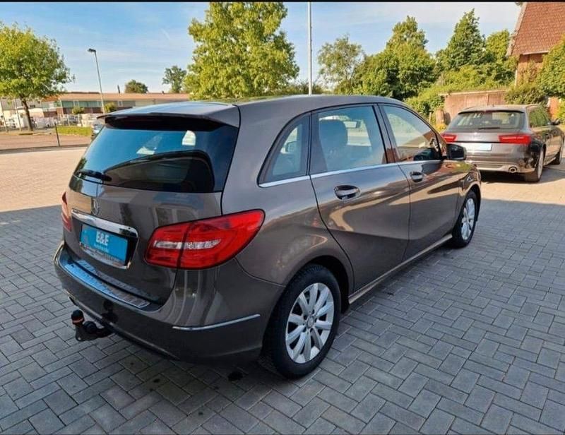 Gebraucht Mercedes B180 109 PS (80 kW) 2012 Monolithgrau Van / Kleinbus