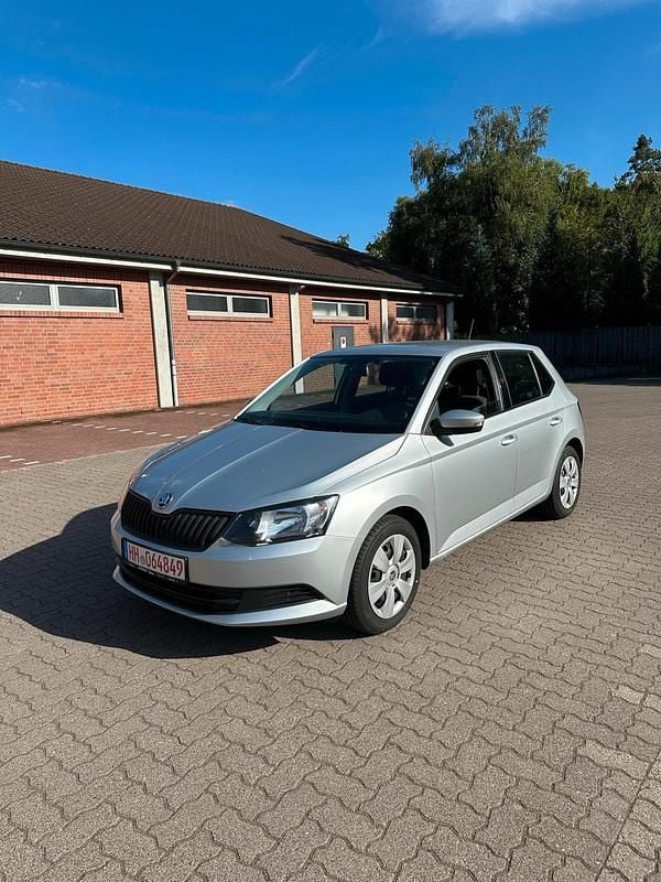 Silber Gebraucht 2015 Skoda Fabia Cool Edition Kleinwagen | 4.500 € (Guter Preis) - Bild 1/4