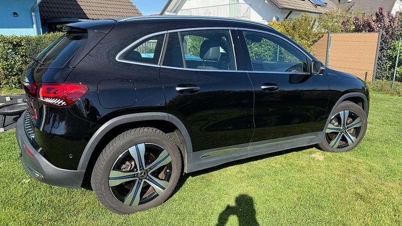 Gebraucht Mercedes EQA250 139 kW (190 PS) 2021 Schwarz SUV
