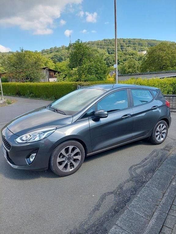 Gebraucht Ford Fiesta Cool & Connect 101 PS (74 kW) 2017 Grau Limousine