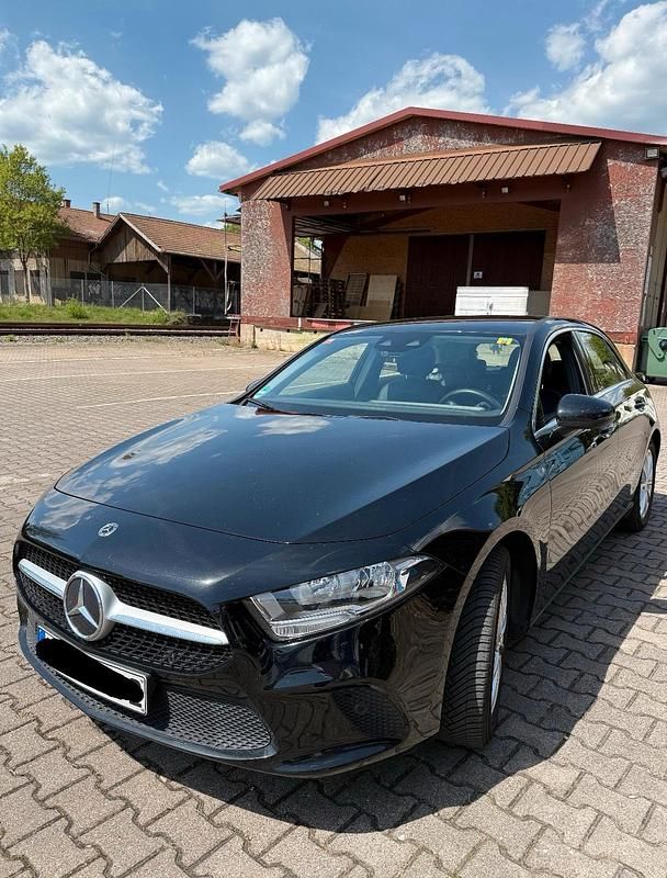 Schwarz Gebraucht 2021 Mercedes A180 Kleinwagen | 19.250 € (Guter Preis) - Bild 1/4