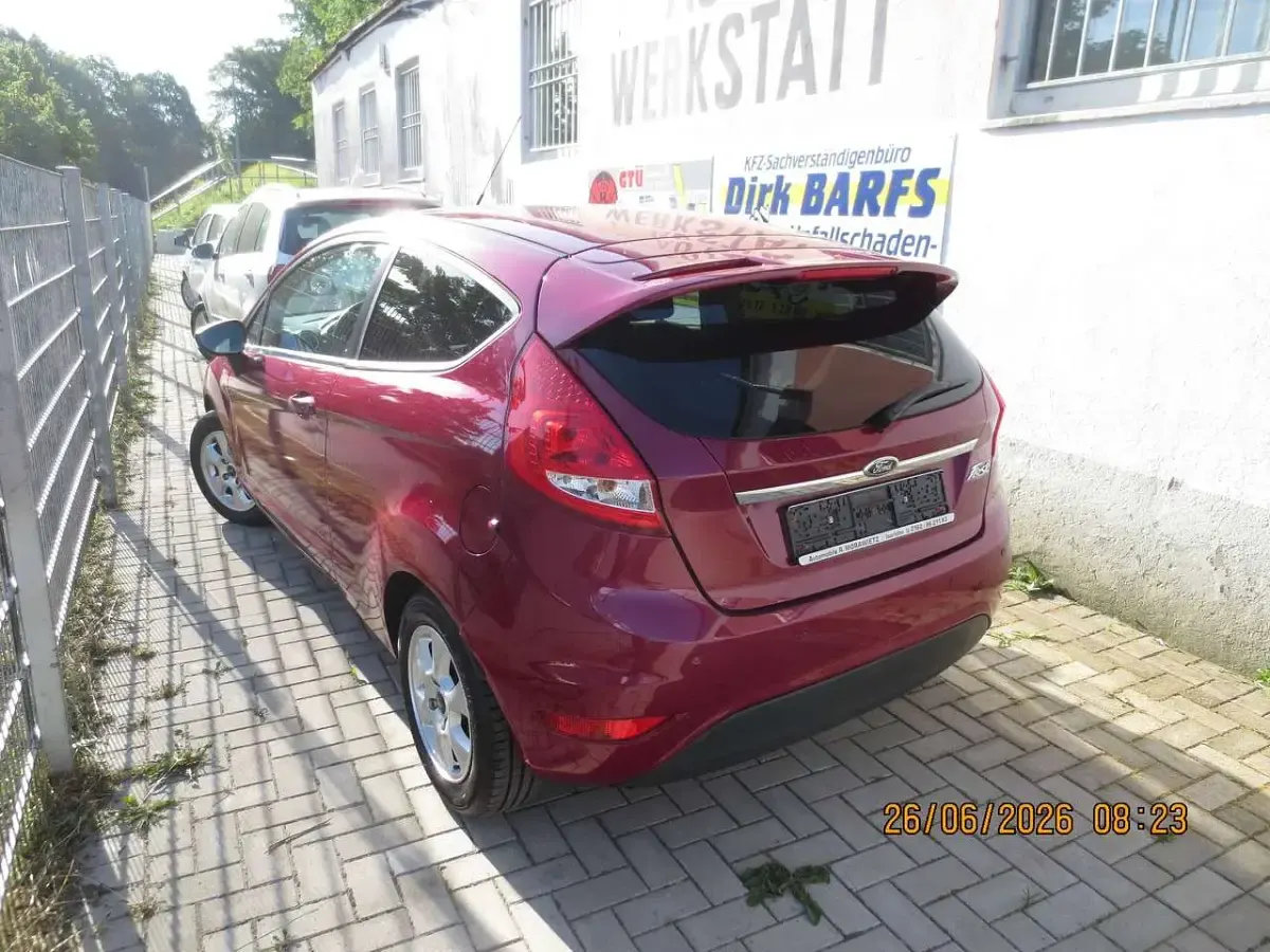 Gebraucht Ford Fiesta Titanium 82 PS (60 kW) 2012 Hot magenta Kleinwagen