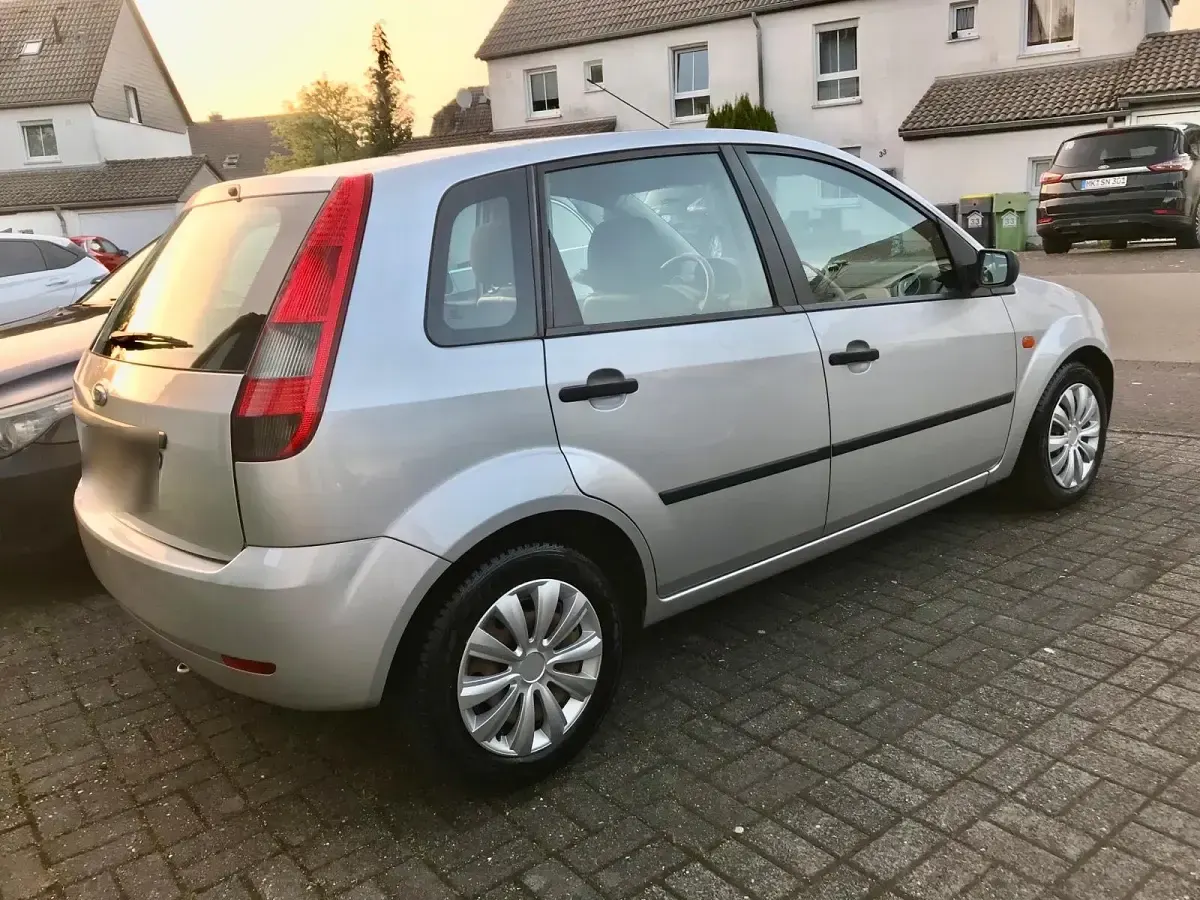 Gebraucht Ford Fiesta 70 PS (51 kW) 2005 Silber Kleinwagen