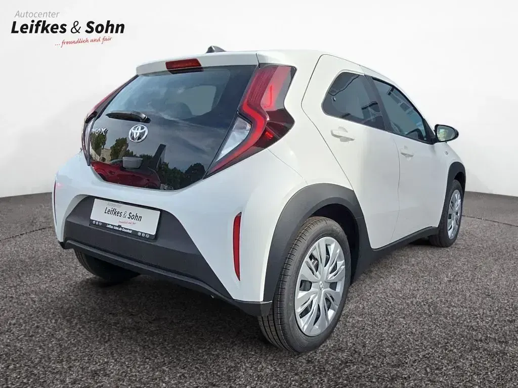Neu Toyota Aygo X X-play 72 PS (52 kW) 2025 Weiß SUV
