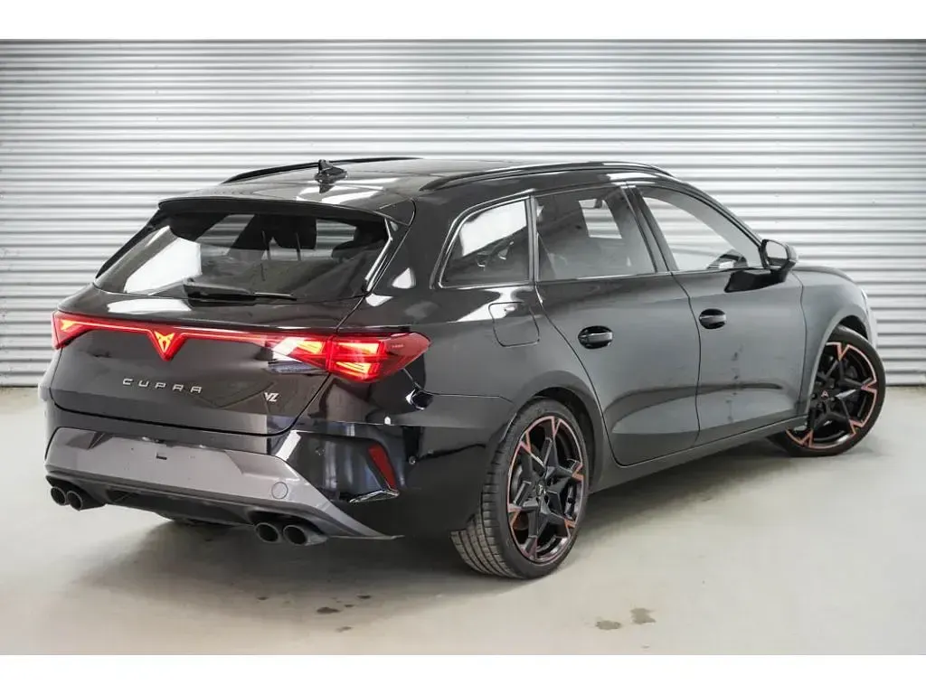 Gebraucht Cupra Leon 333 PS (244 kW) 2025 Midnight black metallic (0e) (metallic) Kombi