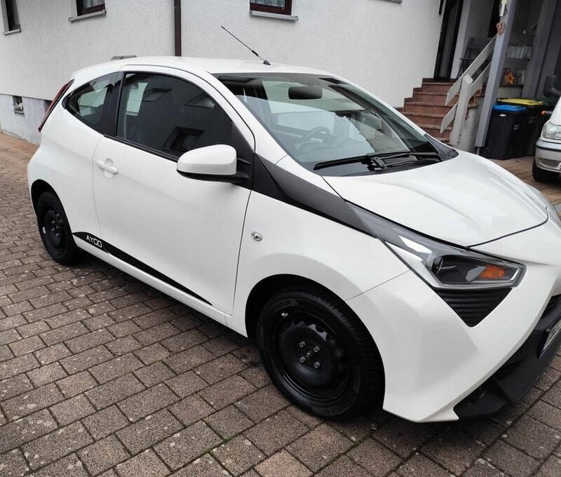 Weiß Gebraucht 2021 Toyota Aygo Kleinwagen | 8.300 € (Guter Preis) - Bild 1/4