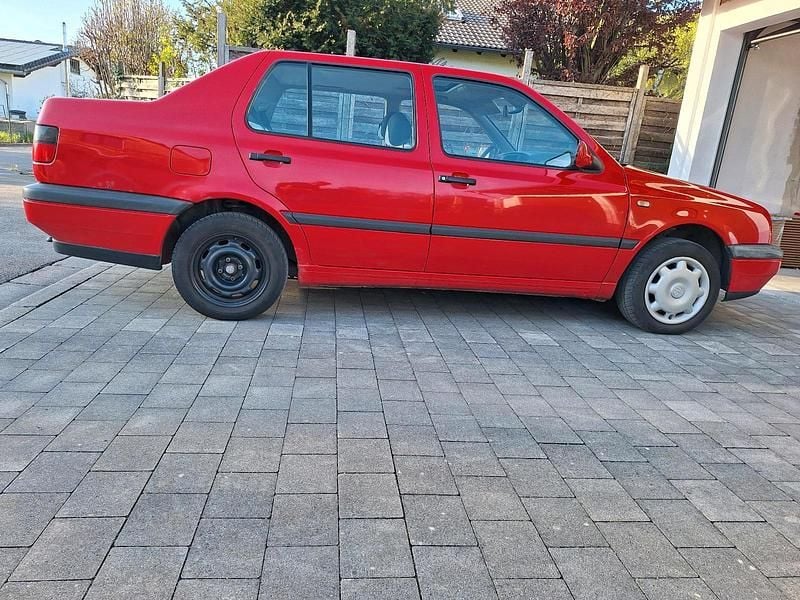 Second-hand VW Vento 75 CP (55 kW) 1996 Roșu Berlinǎ