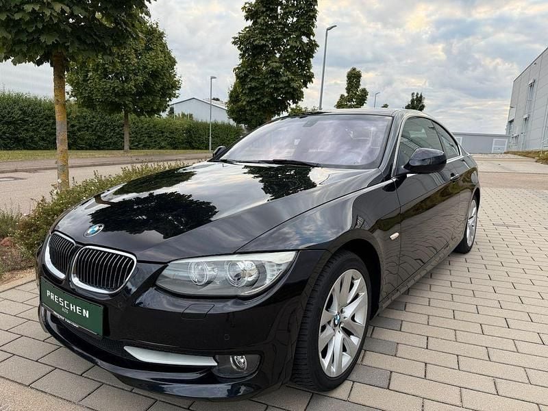 Schwarz Gebraucht 2011 BMW 330 Sport Line Coupé | 15.276 € (Fairer Preis) - Bild 1/4