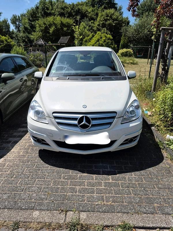 Weiß Gebraucht 2010 Mercedes B200 Van / Kleinbus | 3.350 € (Etwas zu teuer) - Bild 1/4